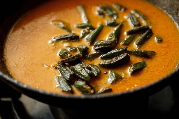 preparing bhindi masala recipe