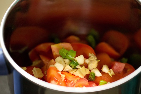 making bhindi masala paste