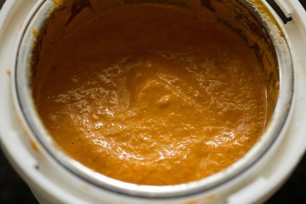 ingredientes molidos hasta obtener una salsa picante suave. 