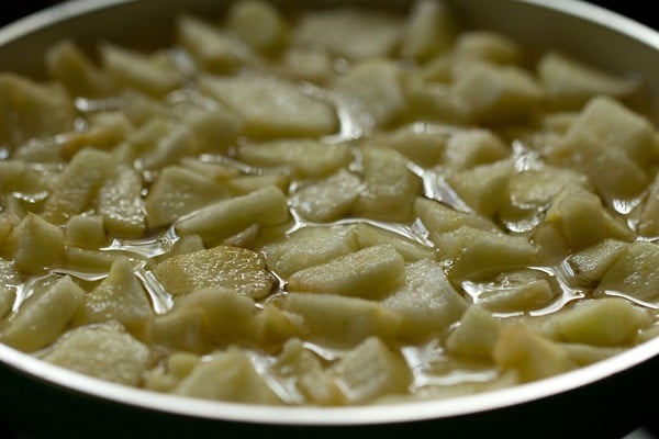 cut apples in a pan with water.