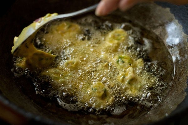 frying methi pakora in kadai