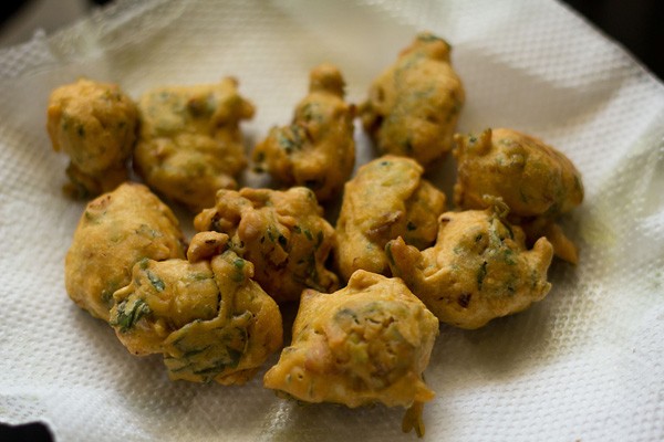 fried methi pakora on kitchen paper towels