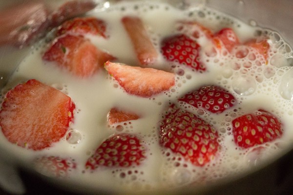 leche para la receta de batido de fresas
