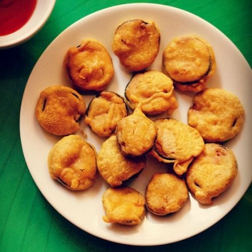 brinjal pakoda recipe, brinjal bajji recipe, baingan pakora recipe