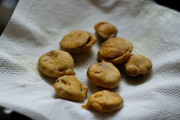 fried brinjal pakoda on a paper kitchen towel