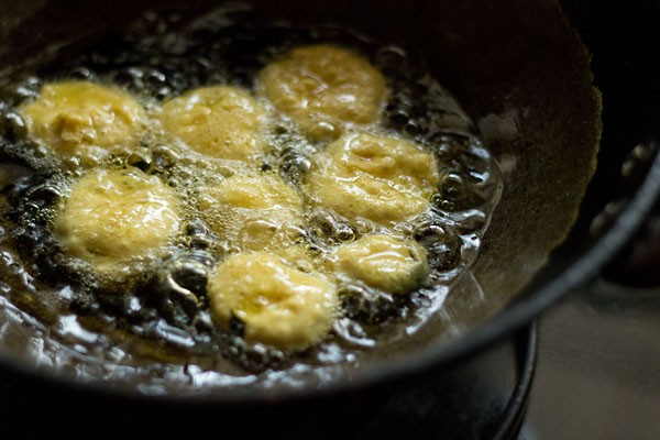 frying brinjal bajji in oil
