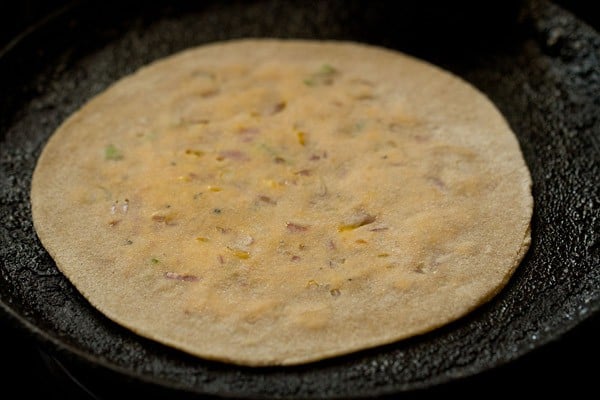 cooking cheese paratha on tawa