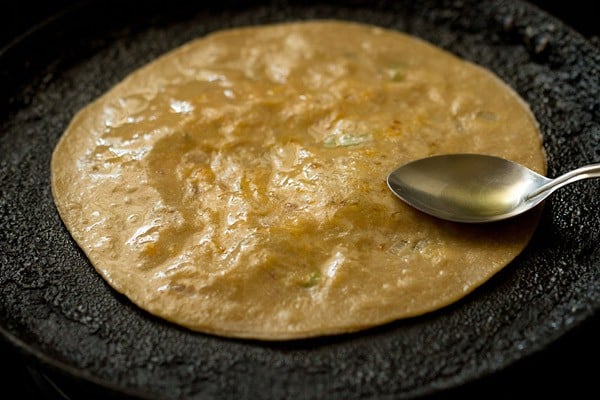 aplique ghee en el segundo lado de queso paratha