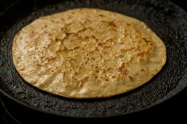 cooked cheese paratha on tawa