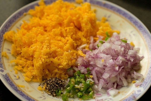 ingredientes para el relleno de paratha de queso en un bol