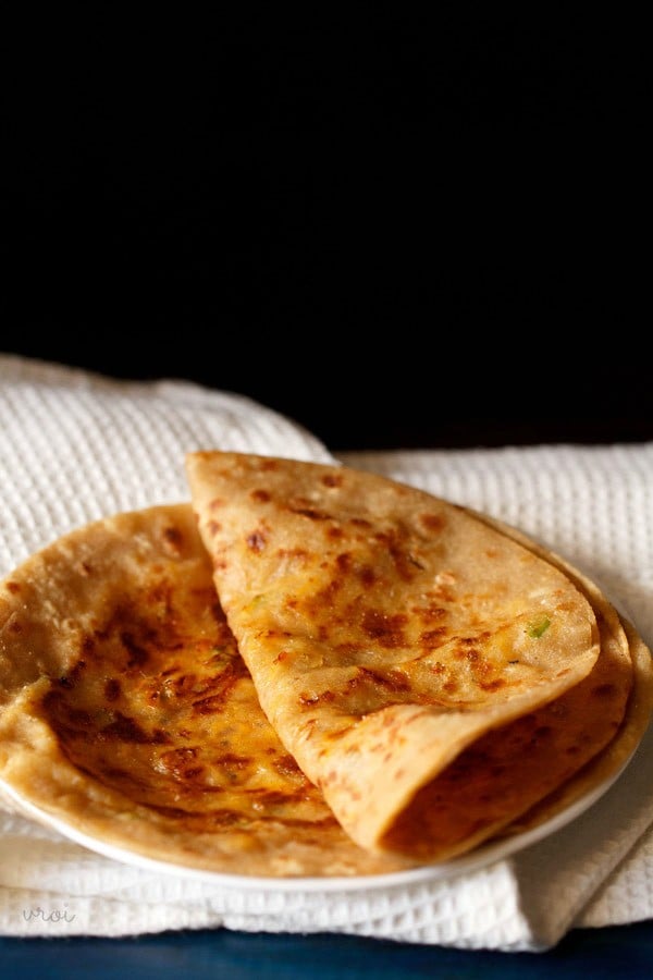 queso paratha servido en un plato
