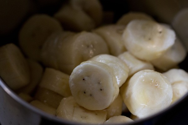 sliced bananas, honey and lemon juice added in the blender jar. 