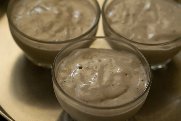 eggless banana mousse in serving bowls. 