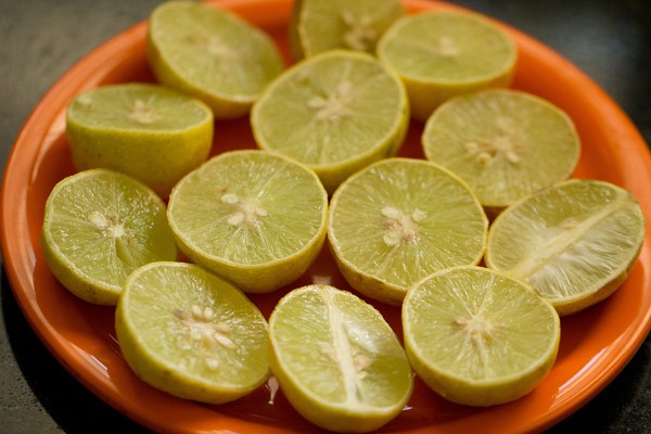 reducir a la mitad los limones para la calabaza de limón 