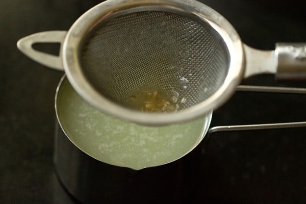 filtering lemon juice of seeds 