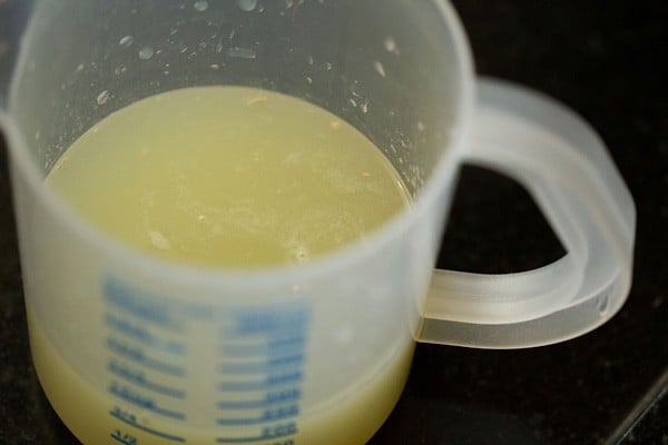 jugo de limon en taza