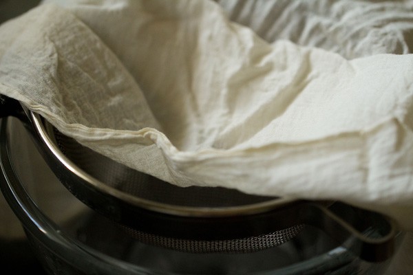 colador forrado de tela de muselina para colar la solución de azúcar para la calabaza de limón 