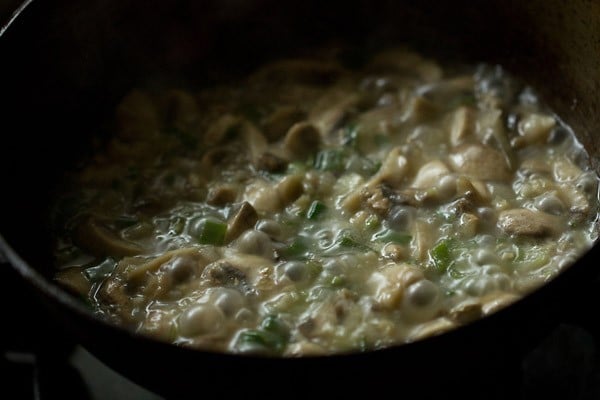 cooked mushrooms, spring onions, garlic, ginger and green chilies