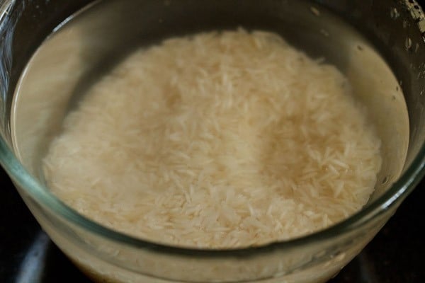 arroz basmati ensopado em água em taça de vidro
