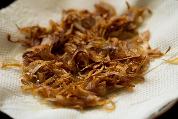 cebolas caramelizadas fritas em toalhas de papel de cozinha para fazer paneer biryani