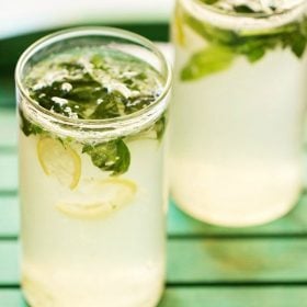 lemon mojito in two glasses