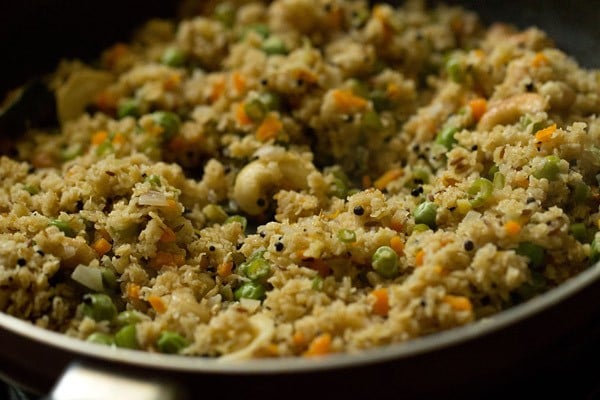 oats upma in saucepan