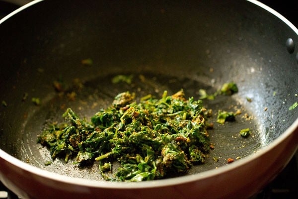 stir spices with methi leaves