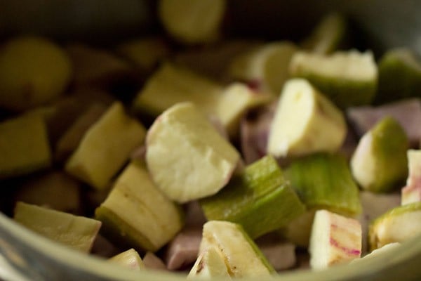 layer of chopped raw banana and sweet potato spread over layer of purple yam. 