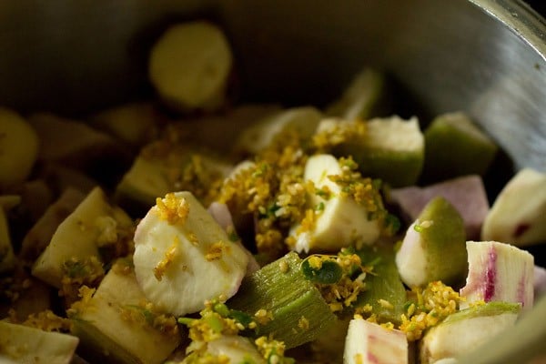 some more green masala mixture spread over vegetable layers. 