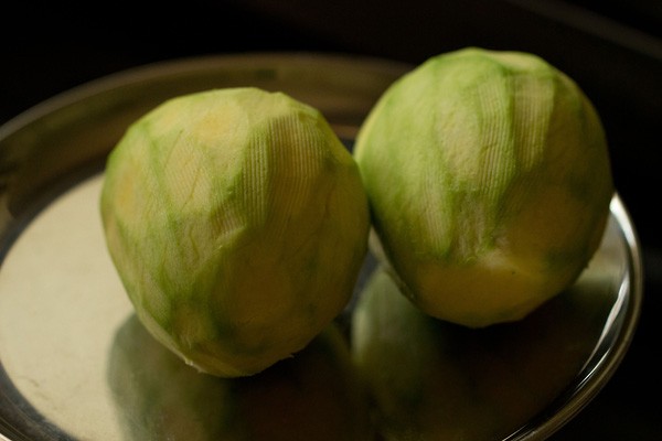 peeled raw mangoes on a plate. 