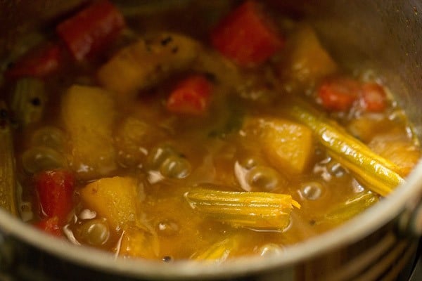 cooking vegetables for arachuvitta sambar 