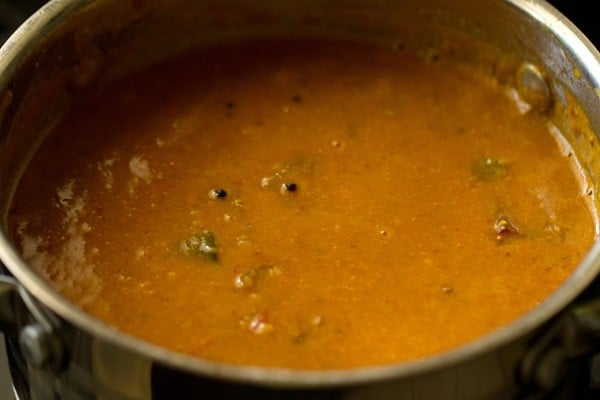 cooking arachuvitta sambar in pan