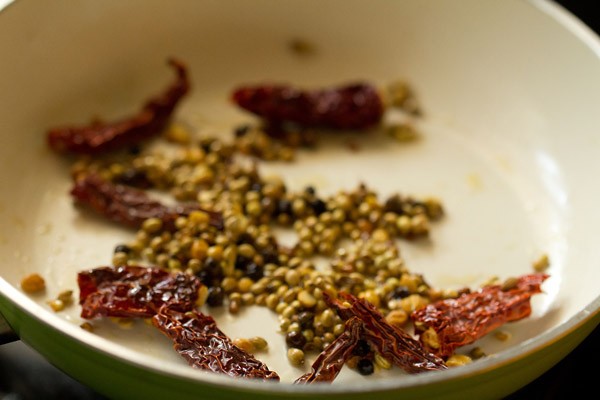 spices for arachuvitta sambar recipe