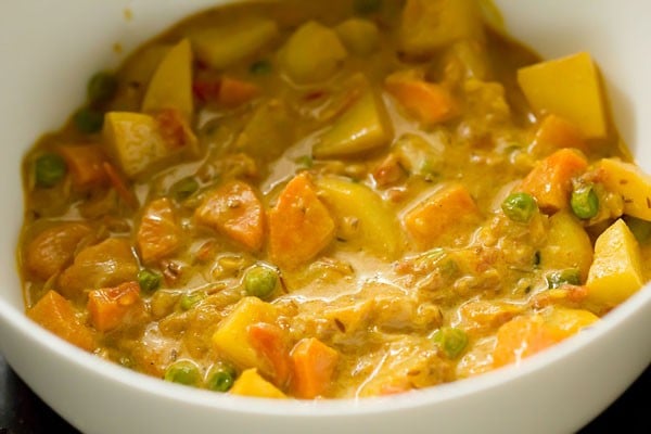 layering veg gravy in the pan