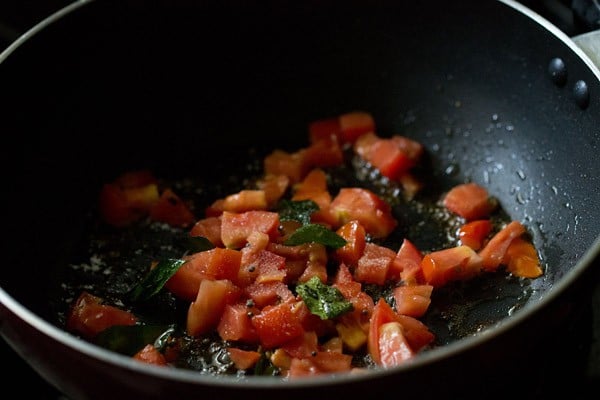 tomatoes, curry leaves, salt and mustard seeds in pan