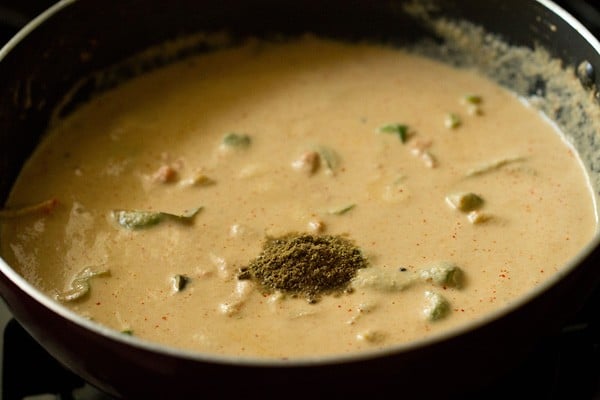 garam masala in capsicum masala gravy