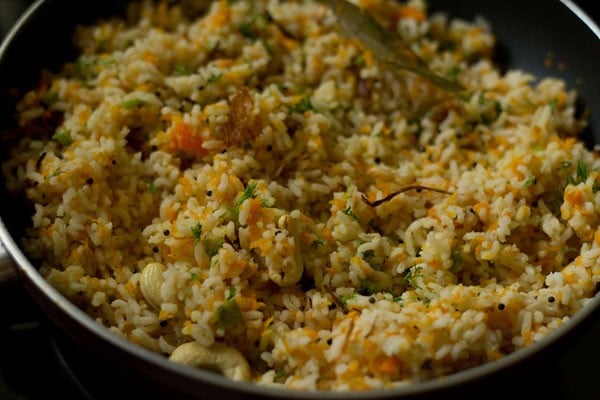 mixed evenly and carrot rice is ready to be served