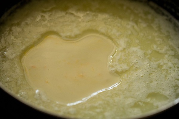 leche condensada agregada a la mantequilla derretida