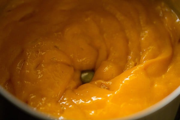 puré de mango casero para la receta de pastel de mango sin huevo