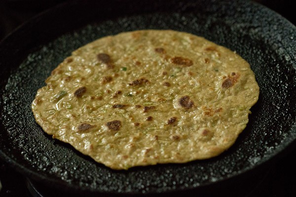 cooked lauki paratha on tawa