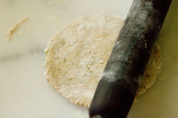 rolling lauki paratha