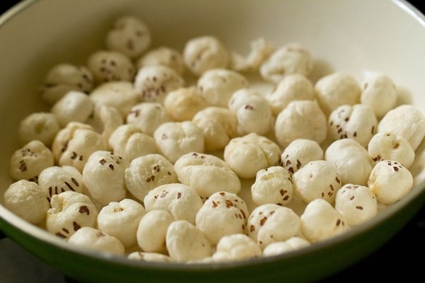 phool makhana in a pan