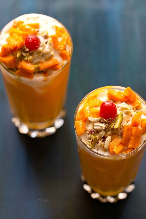 mango mastani served in glasses. 