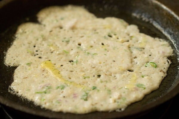 oil sprinkled on sides and in gaps of oats dosa 