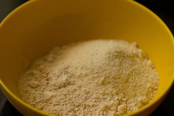 rava/sooji/cream of wheat/semolina and ground cooking oats in a bowl