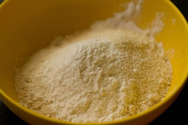 rice flour, rava/sooji/cream of wheat/semolina and ground cooking oats in a bowl