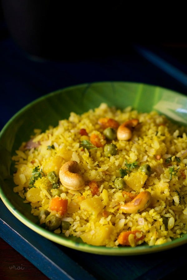 aval upma served on a green plate. 