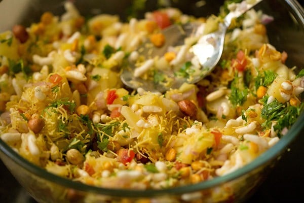 mix ingredients in the bowl quickly. 