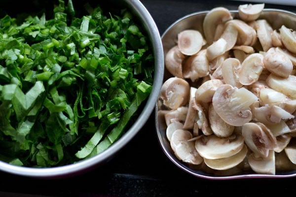 washed and prepped spinach and mushrooms.