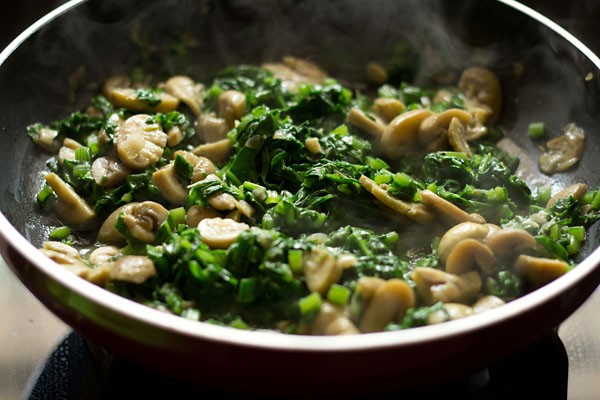 spinach and mushroom mixture before adding cream for making spinach mushroom lasagna recipe.